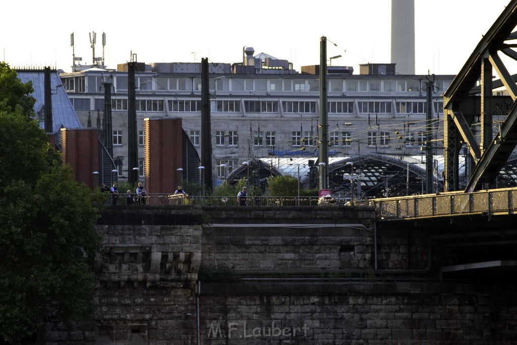 PSpringt kein Suizid Brueckenspringer Koeln Hohenzollernbruecke P162.JPG - Miklos Laubert